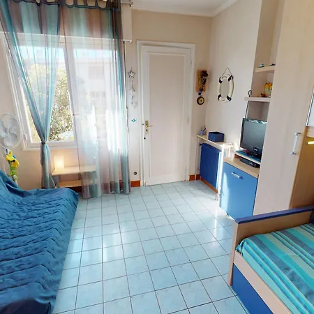 Lumineux Avec Grande Terrasse Et Garage Prive - Fr-1-196-276 مينتون