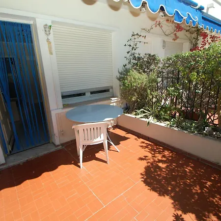 Lumineux Avec Grande Terrasse Et Garage Prive - Fr-1-196-276 شقة